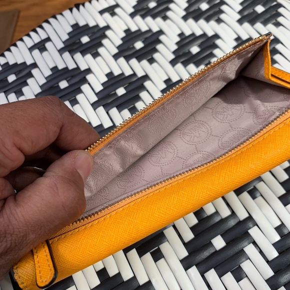 Micheal Kors - Picture 3 of 6